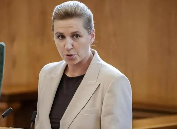 丹麦这个国家可真搞笑，之前特朗普要抢它格陵兰岛的时候，它大呼小叫，说美国不能侵犯