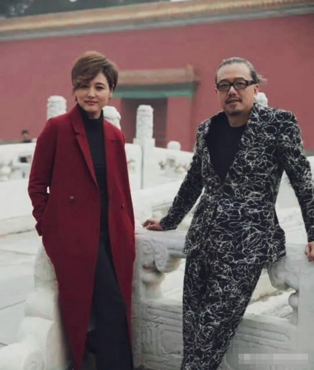 张延是内地演员，张锦程是香港演员，这组是早年在故宫拍摄的时尚写真，两人因戏结缘，