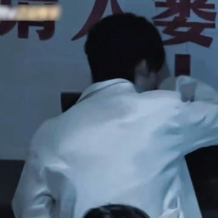 张真源被吓前vs被吓后别人努力寻找线索，张真源努力保护双眼，只要不睁眼，恐怖元素