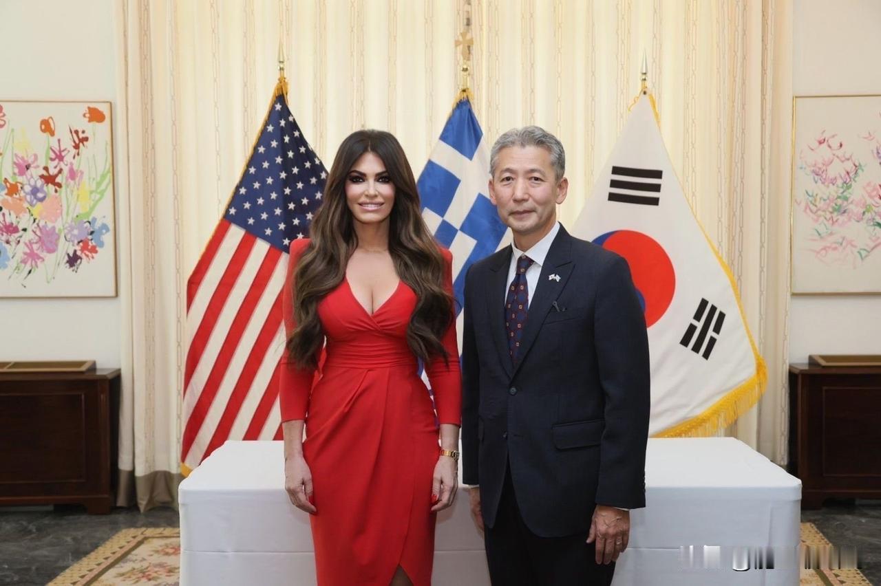美国驻希腊大使，事业很成功。希腊和韩国的造船业享誉世界，美国驻希腊大使金伯莉因地