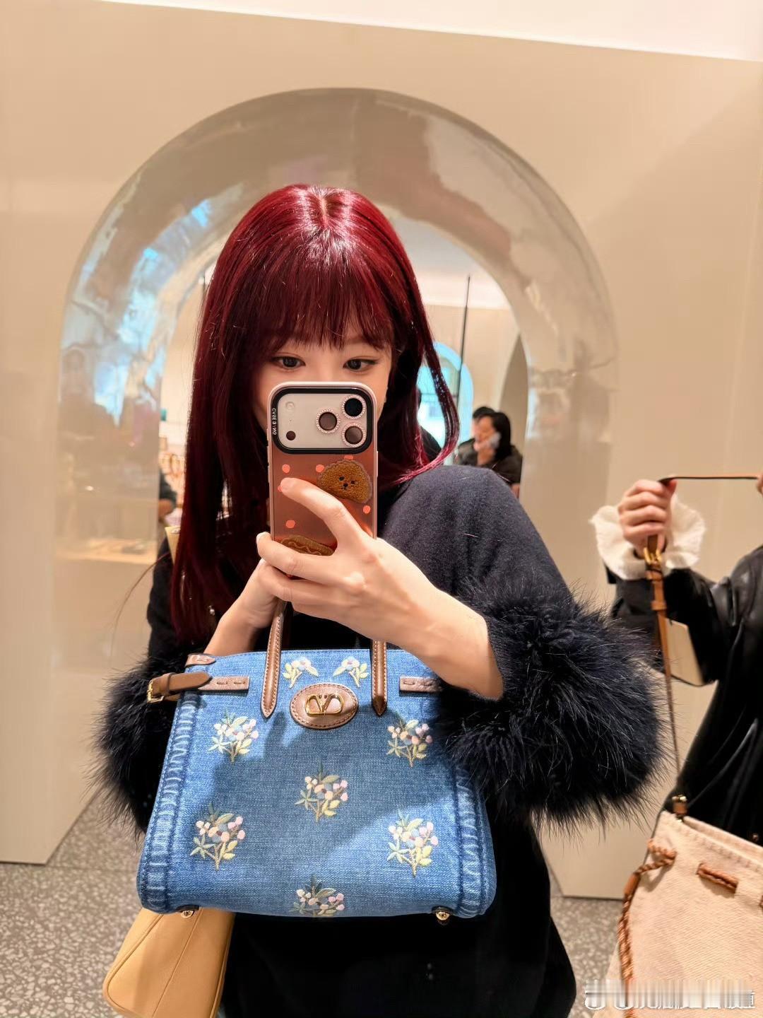 我能接受杨紫带假发
也能接受杨紫一身休闲装
但是我真的接受不了她这一头红发，她是