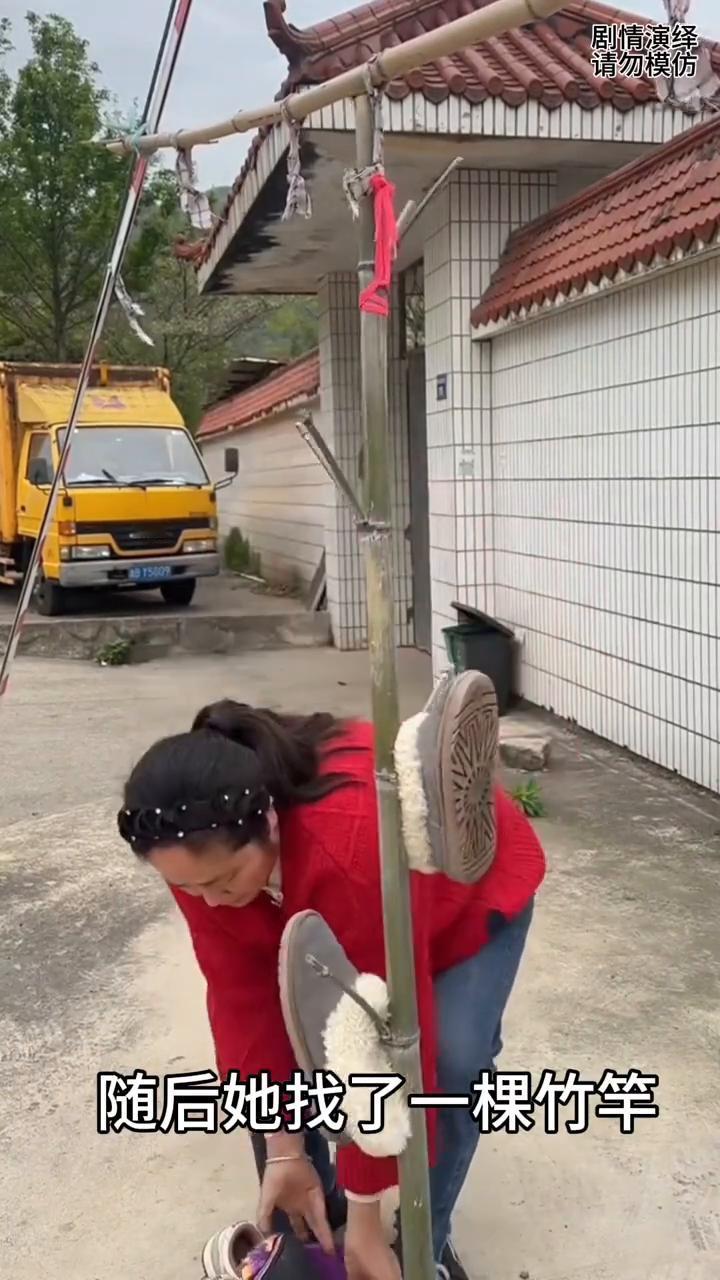 女子巧妙用竹竿来晾晒鞋子，这一幕真的太有才了。
女子端了一盆洗好的鞋子，随后她找