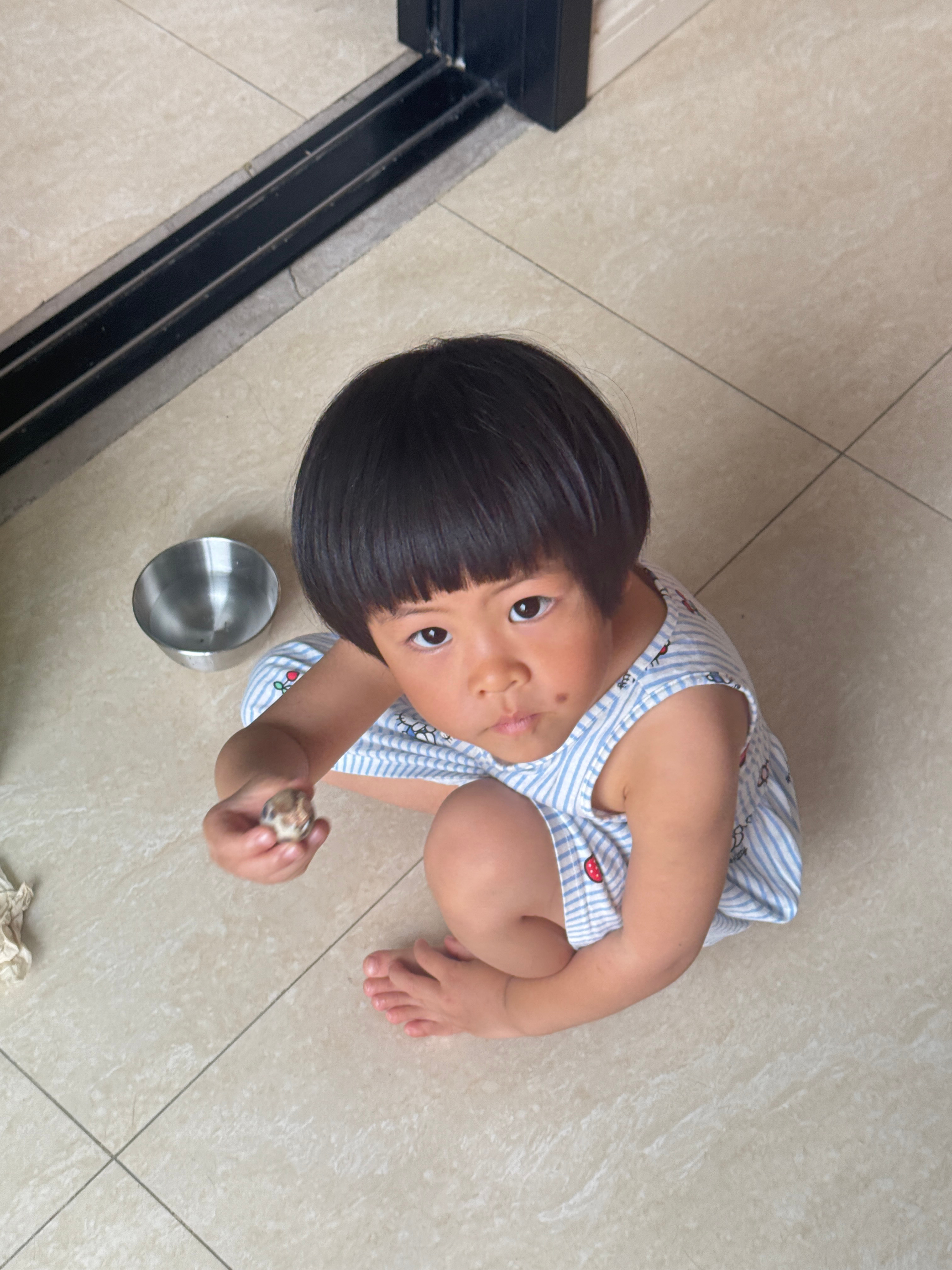 看到这个场景我脑子里浮现一句话：老婆出来看上帝（不好意思又暴露菜皮了球居然在家穿