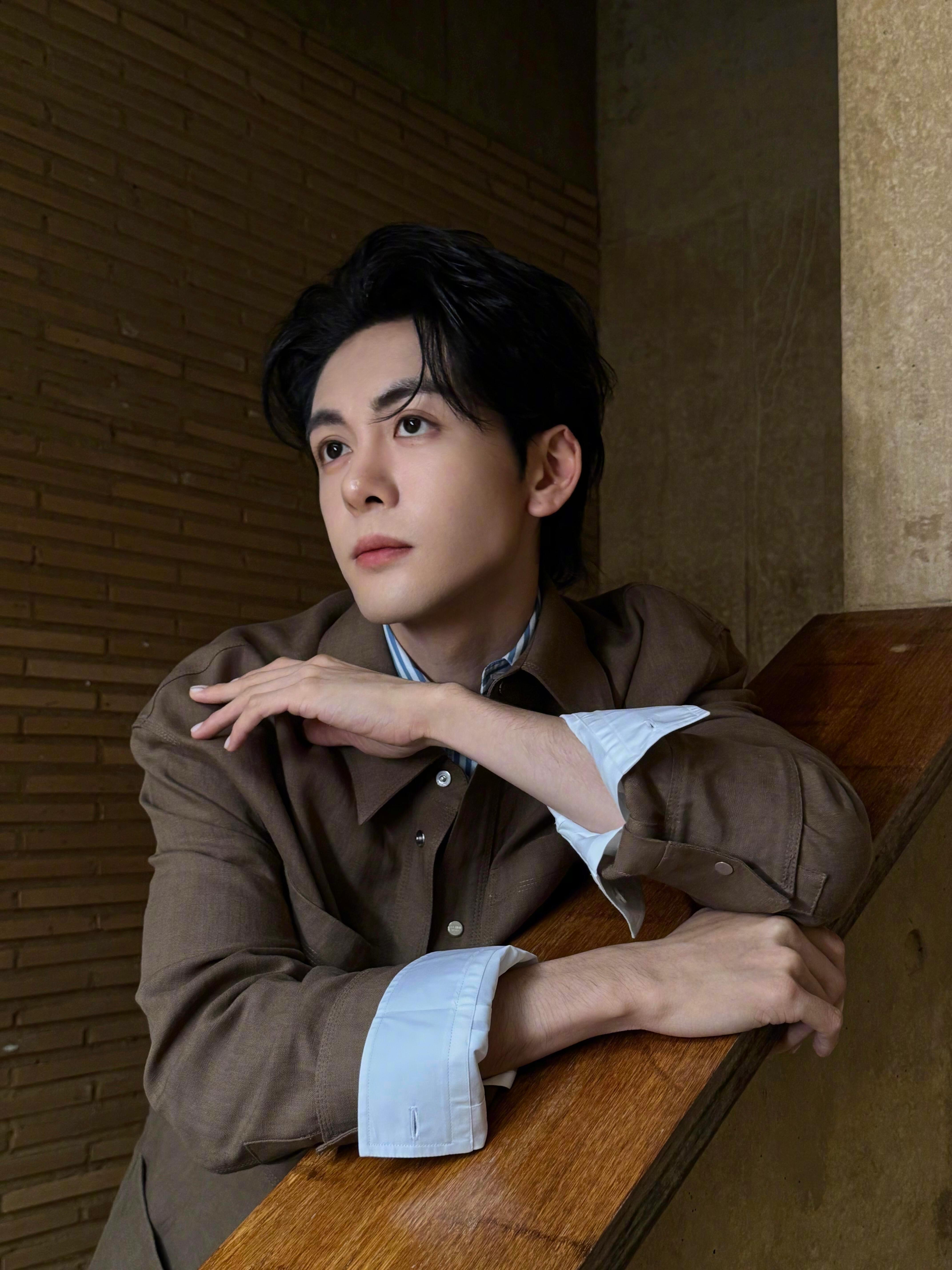 曾舜晞风也温柔人也温柔 见过他在户外被风吹得眯起眼，却还是先笑着提醒身边人“风大