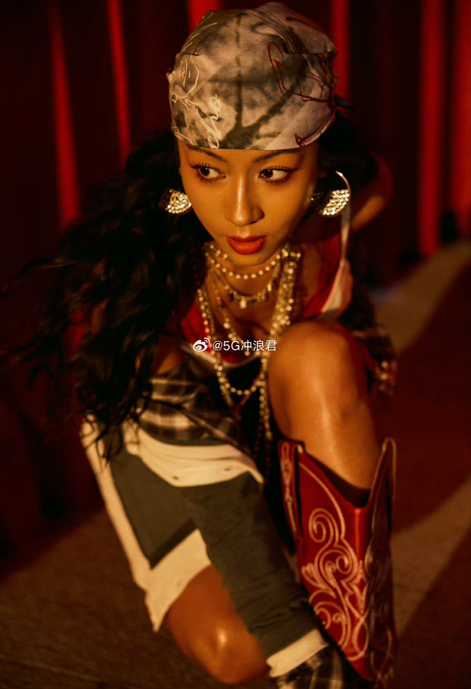 吉克隽逸背部的肌肉线条感 吉克隽逸的背真的是长期自律的结果，每一块肌肉都练得恰到