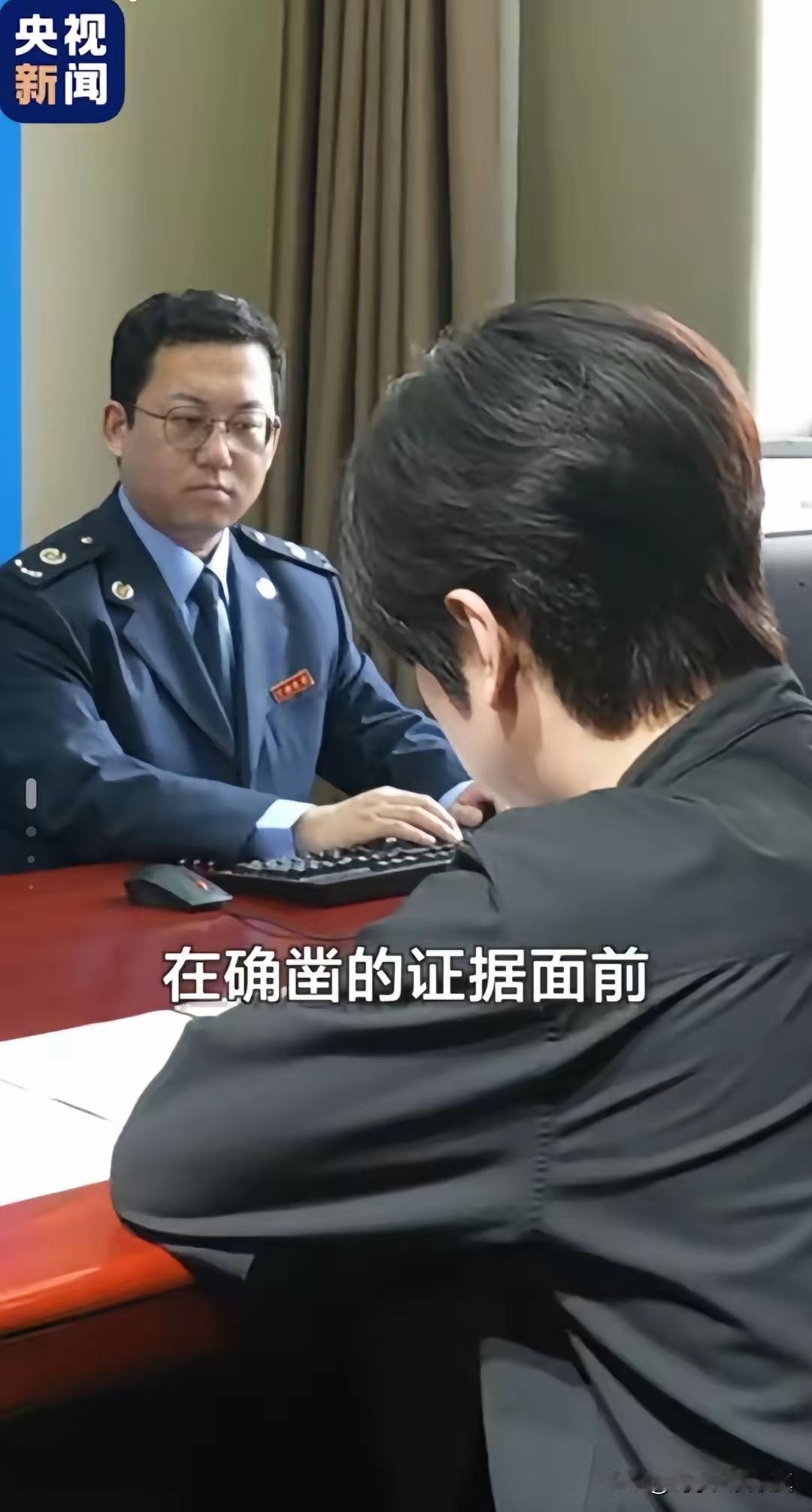 白冰探店探到税务局，
央视直接放出了约谈画面。
镜头下，白冰还是那副模样，头发没