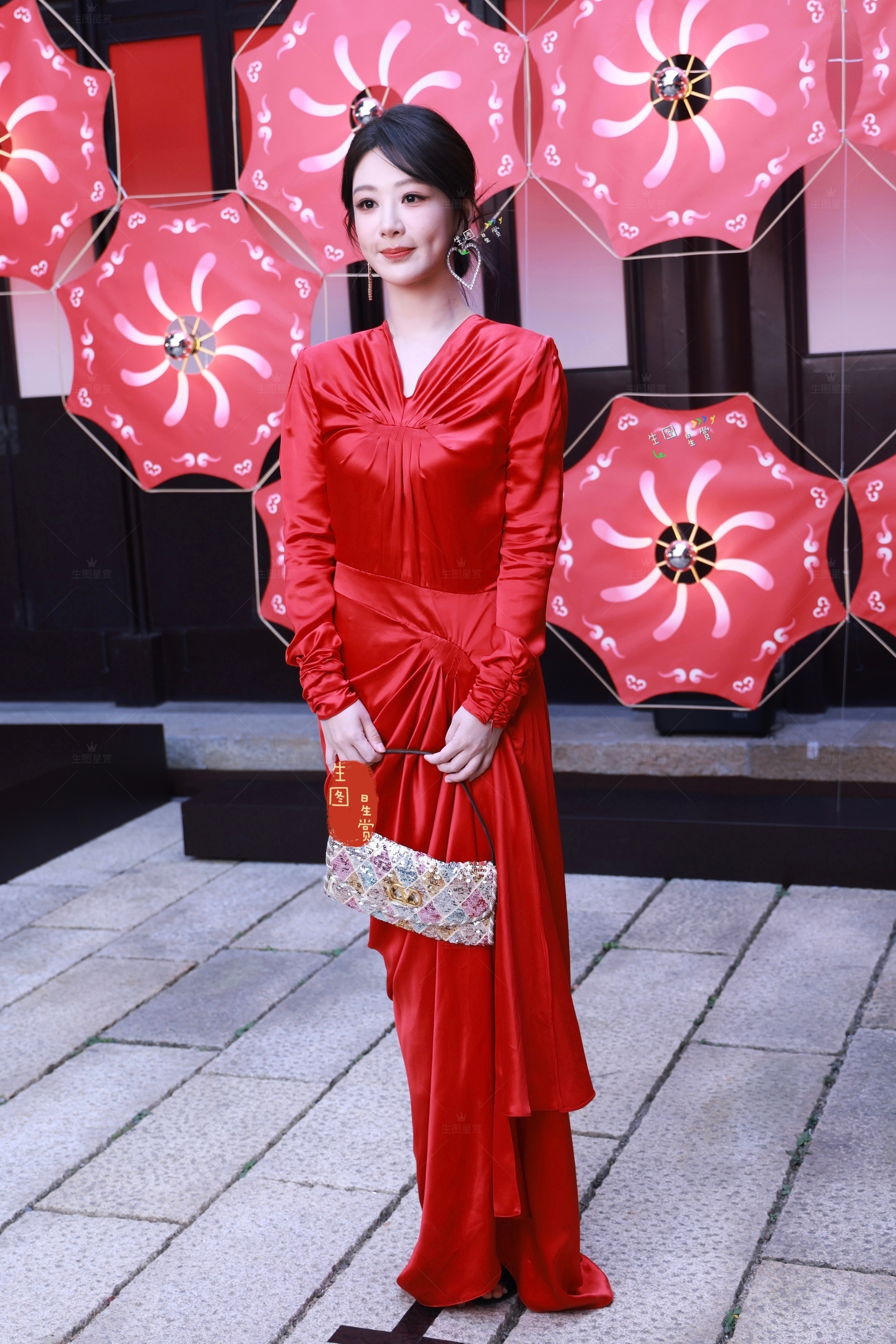 杨紫华伦天奴活动生图掉落新春大红裙，红出喜庆氛围感❤️❤️杨紫红裙好明媚