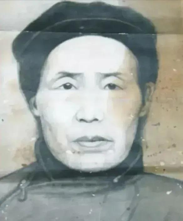 [微风]1928年，一红军战士被敌人追捕时，被一好心大娘藏在家中，然而，当听到敌