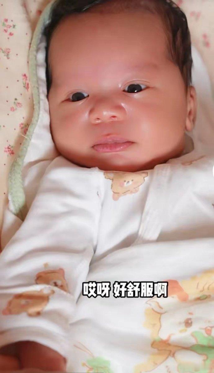 全网唯一一个亚洲基因战胜了非洲基因的小孩，他的肤色可不是美颜滤镜拍出来的哦，是真