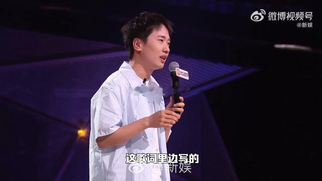 大张伟的歌词是世玉的小学脱口秀和Ta的朋友们 大张伟问世玉你觉得沉重吗，世玉说只