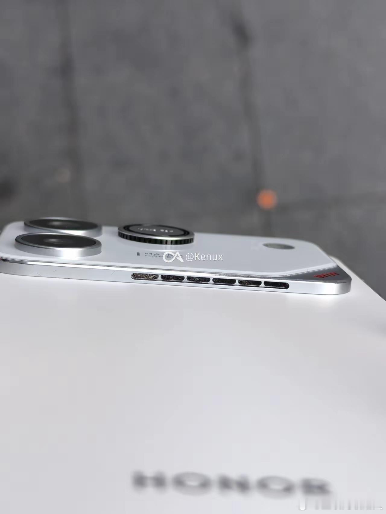 荣耀WIN RT用了三个多月，风扇里的灰已经积得厚厚的。今天路过门店，没带清理工