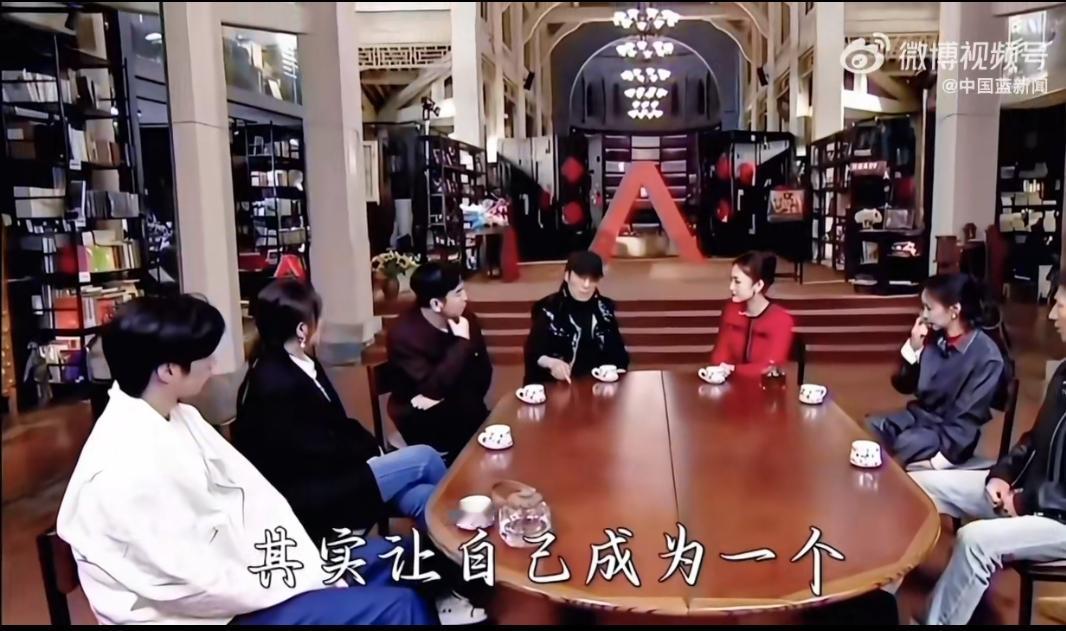 12月27日，赵丽颖新剧官宣改名《小城大事》，李秋萍“人设三格”简笔画太会了：干