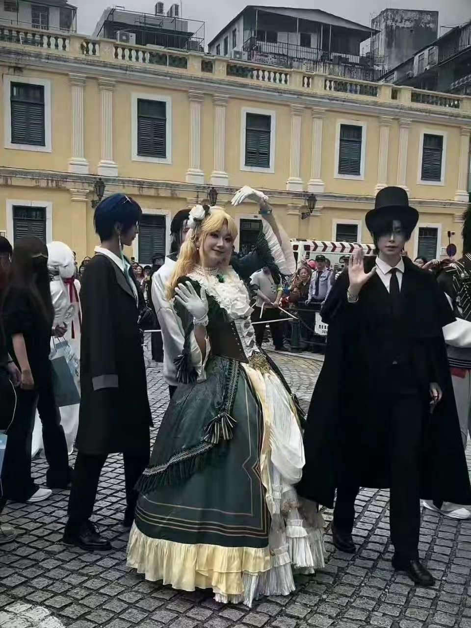 这下都知道克莱恩没钱了克莱恩靠跳舞在线募捐，奥黛丽自然投币，贫穷愚者名场面诞生 