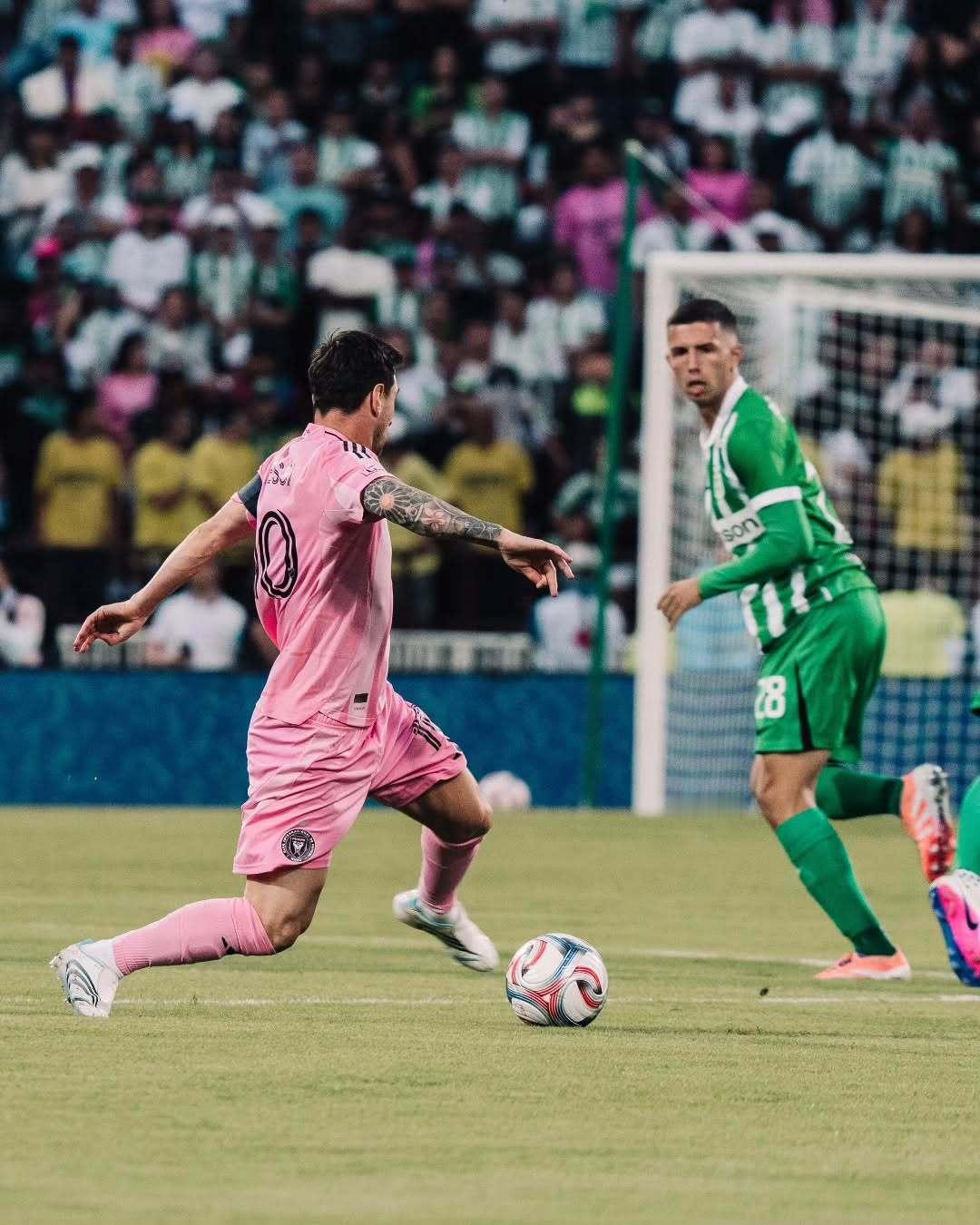 全场比赛结束！迈阿密国际热身赛2比1逆转麦德林国民竞技！梅西首发76分钟搓射中柱