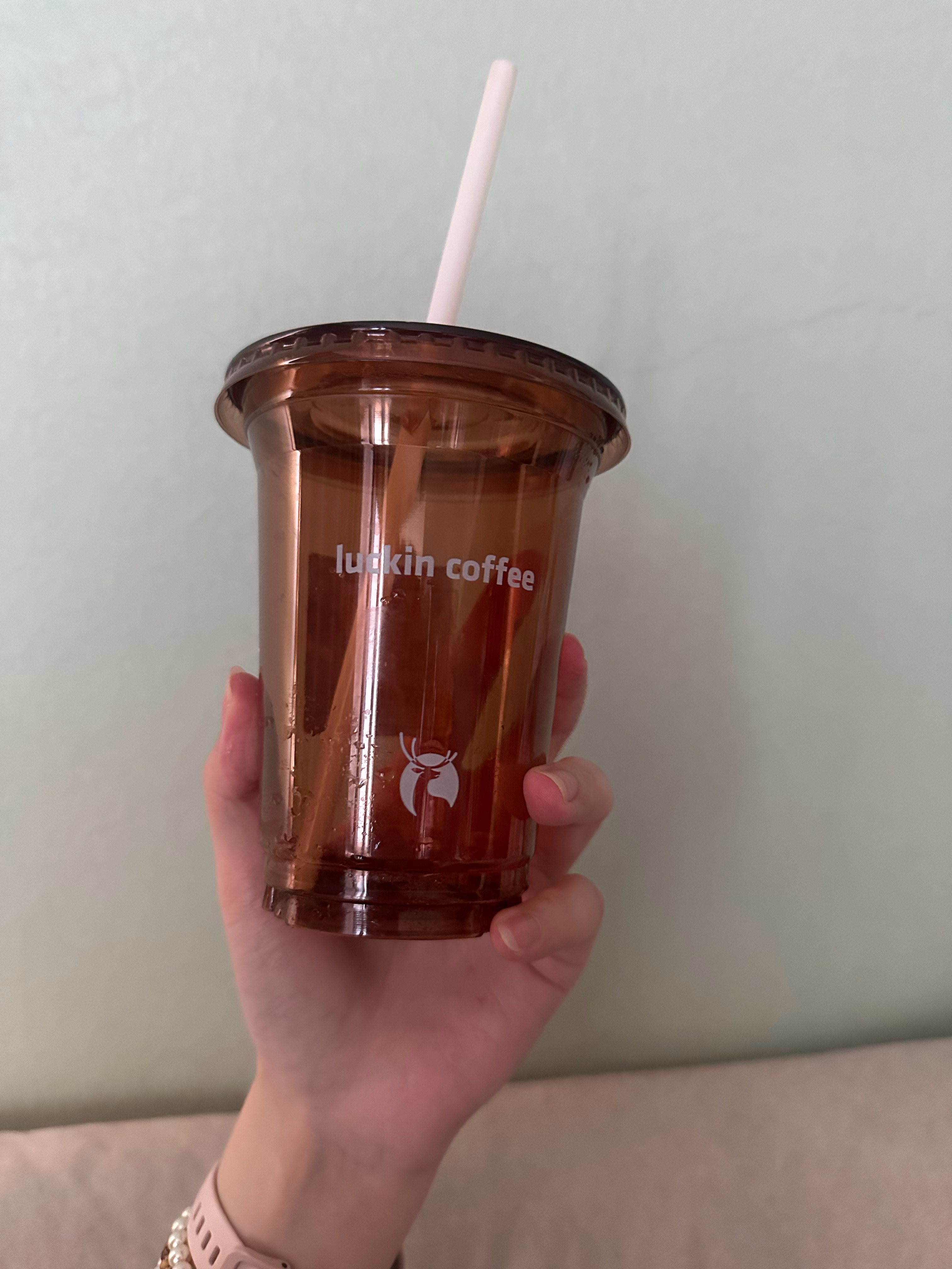 我以为这个乳酸菌美式产生什么化学反应了 弄得杯子变成咖啡色 喝完才发现这就是个咖