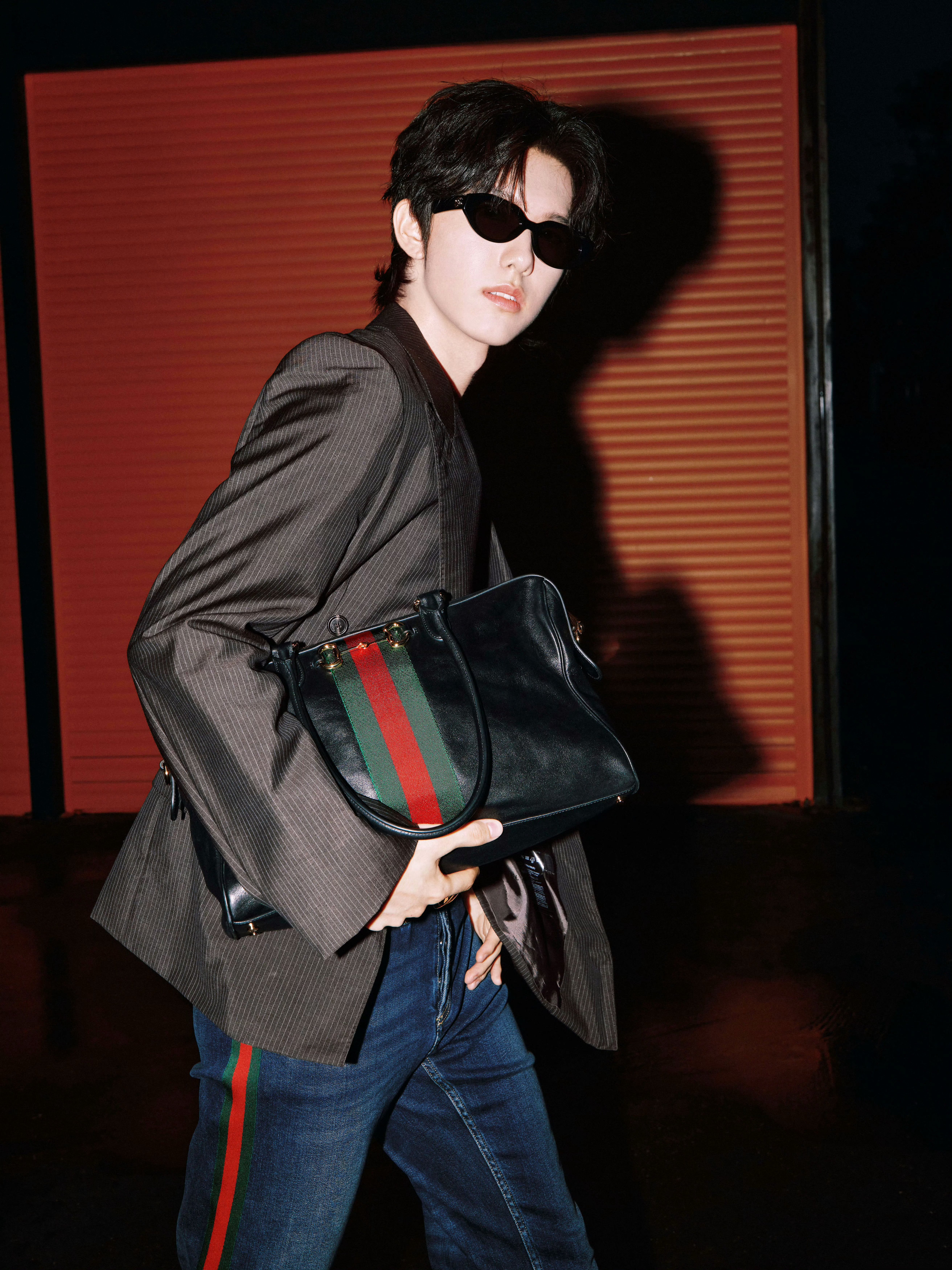 身着Gucci26早秋系列出镜演绎时尚大片，时髦又复古的时尚酷boy～🤎星装K