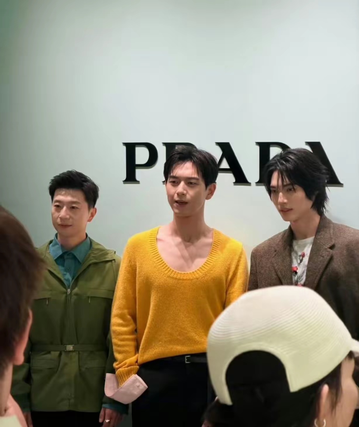 杨幂马龙林汉洲合影6月9日，Prada深圳湾万象城新店开幕活动直接引爆全网，堪称