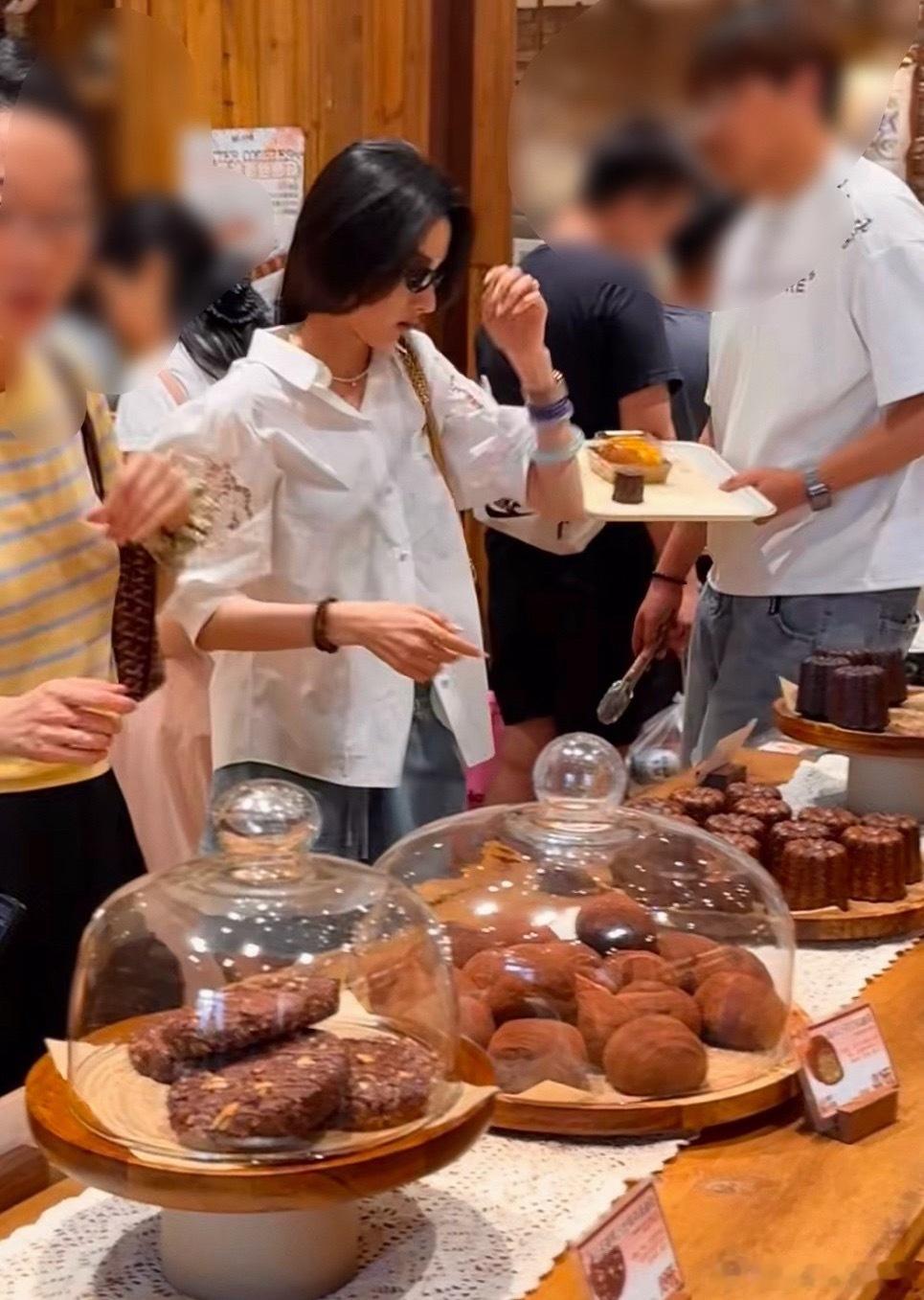 买面包偶遇宋祖儿网友买面包偶遇宋祖儿，祖鹅好可爱眼里全是对面包的渴望🥯！网友买