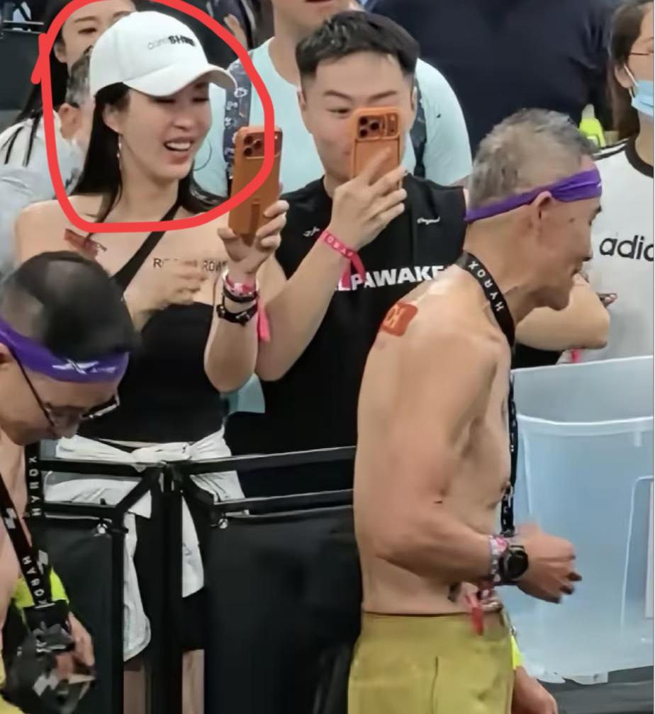 王石参加体能赛，

看看妻子田朴珺的表情，

她非常开心的大笑，还拿出手机帮王石