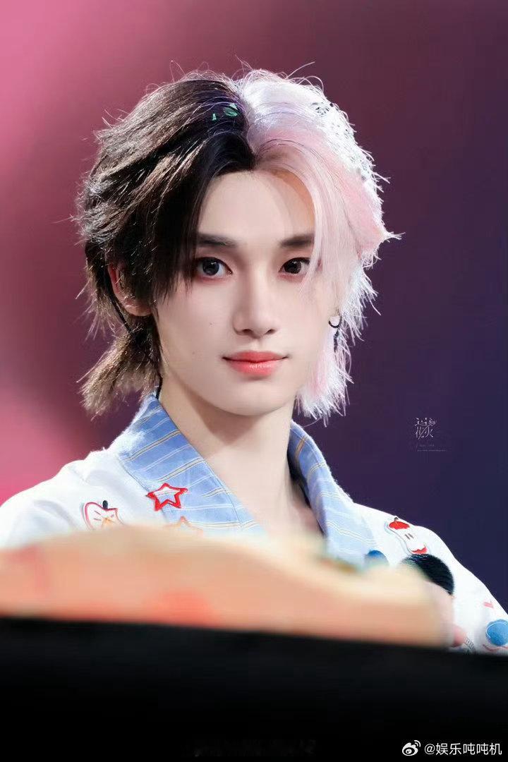 丁程鑫小拇指套圈 好笑是真的好笑心疼也是真的心疼，套圈那个动作本来就很别扭了他还