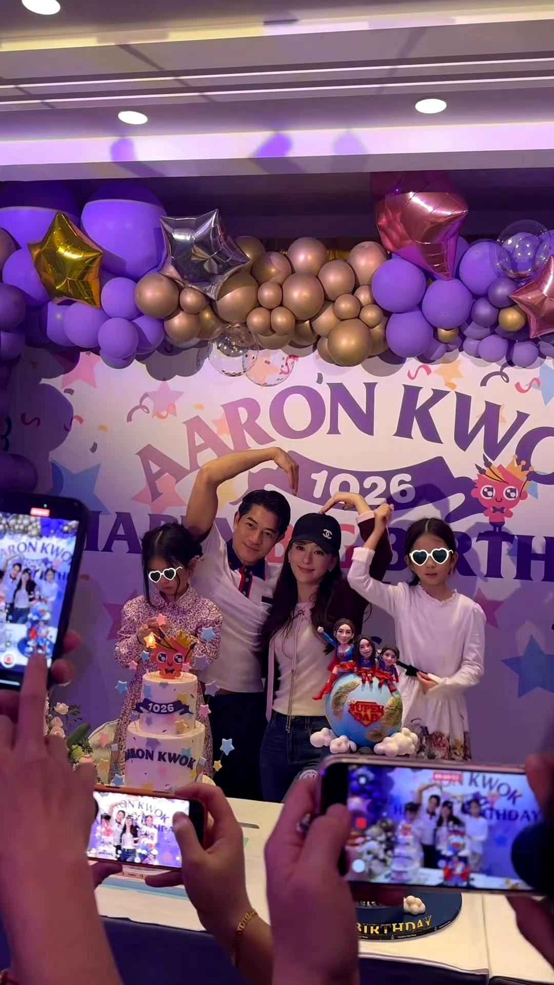 郭富城真幸福呀！昨天他过了60岁的生日，妻子方媛也现身为他庆祝一家四口各种比心。