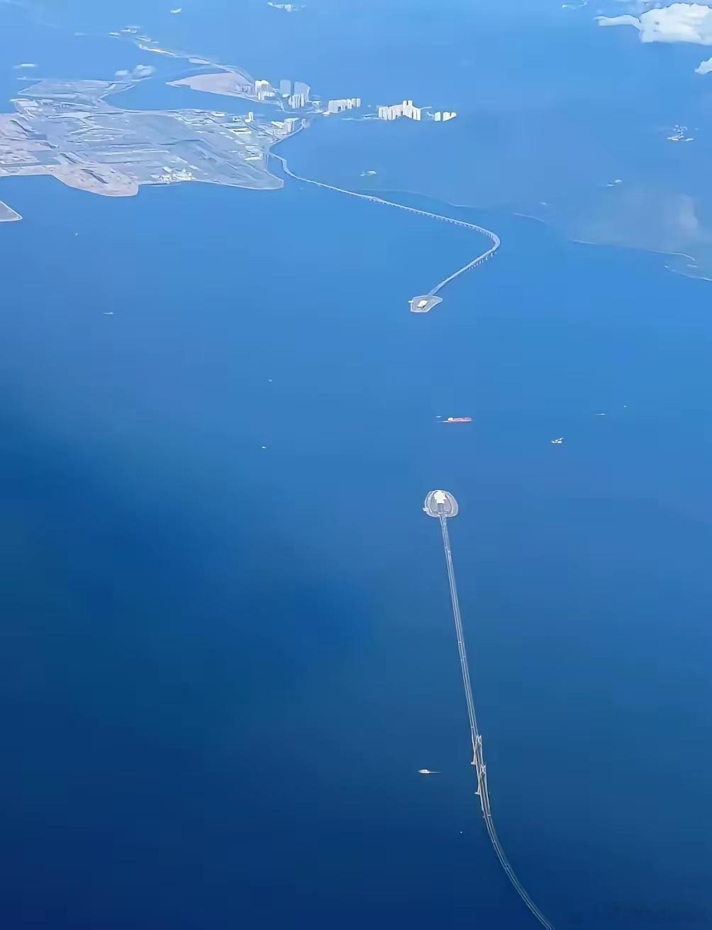 尽管深中通道已经开通，但每次放长假，珠江口的堵车还是照旧。 ​​​