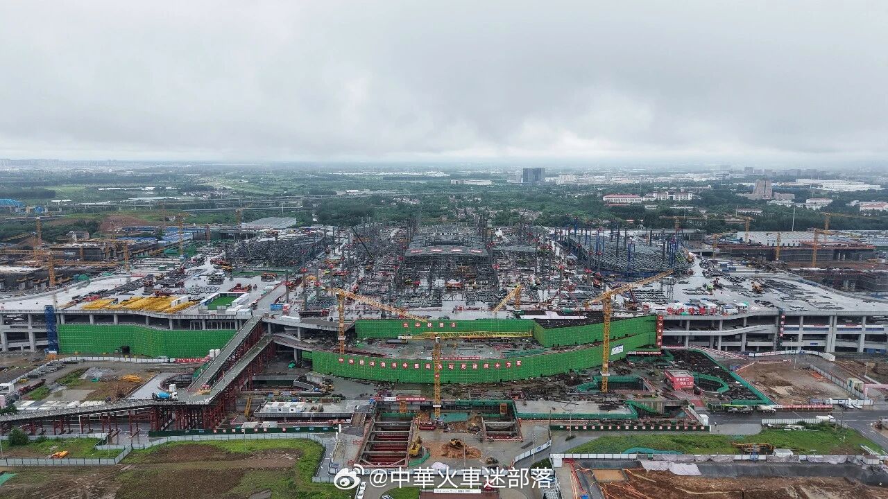 国铁头条【南京北站，顺利封顶】7月20日，在新建南京北站站房高架层建设现场，最后