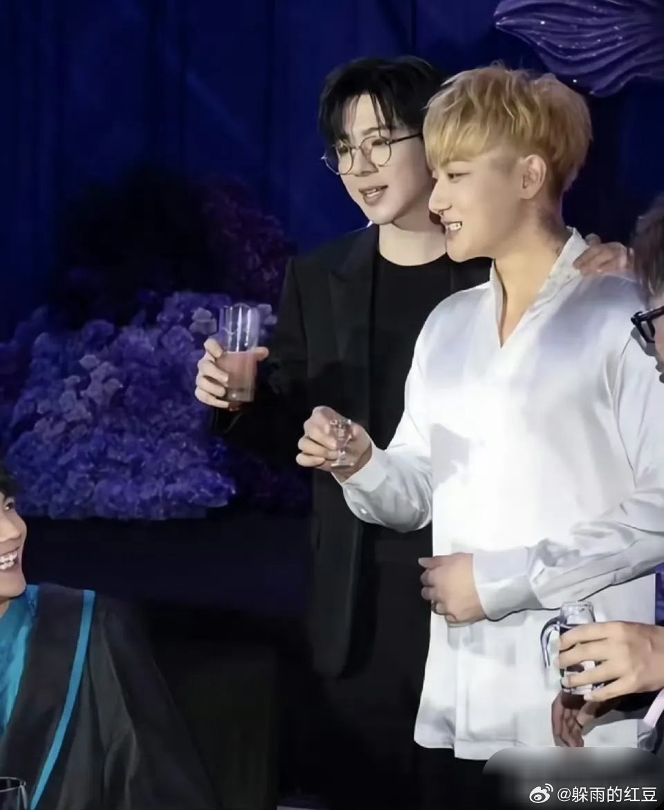 刘宇宁直播回应黄子韬道歉高情商化解尴尬，解释照片倒置不容易认能理解，且两人私下见