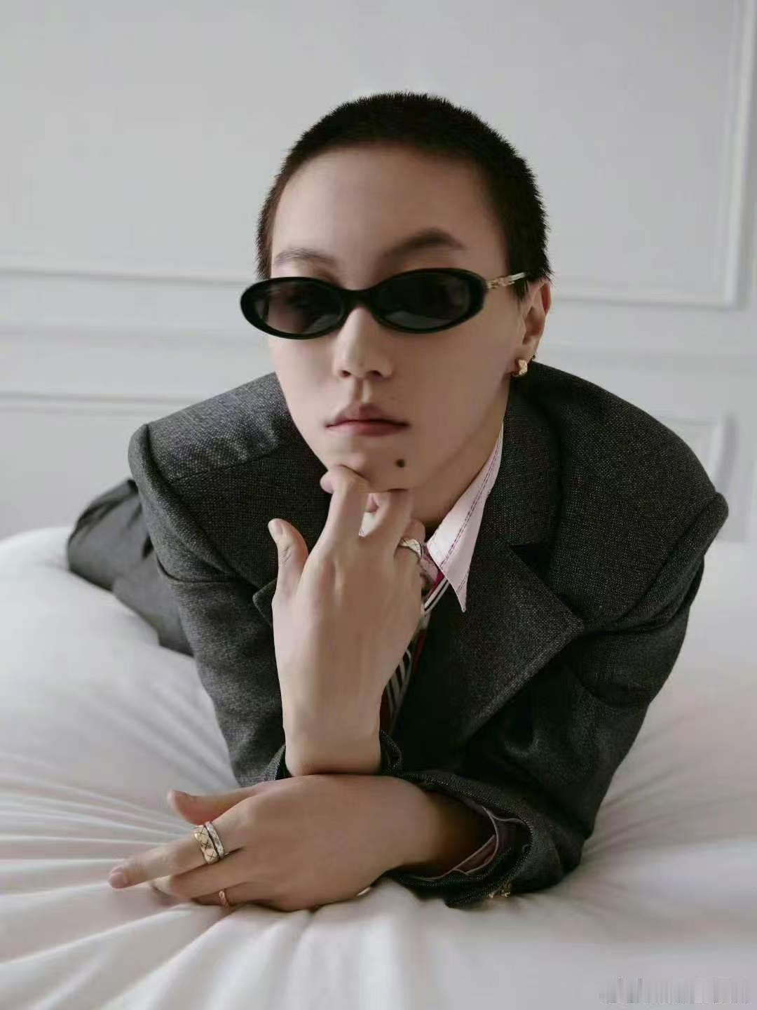 窦靖童紧张到喊妈妈救命歌手直播歌手2026谁能想到舞台极具个人风格的窦靖童，会因