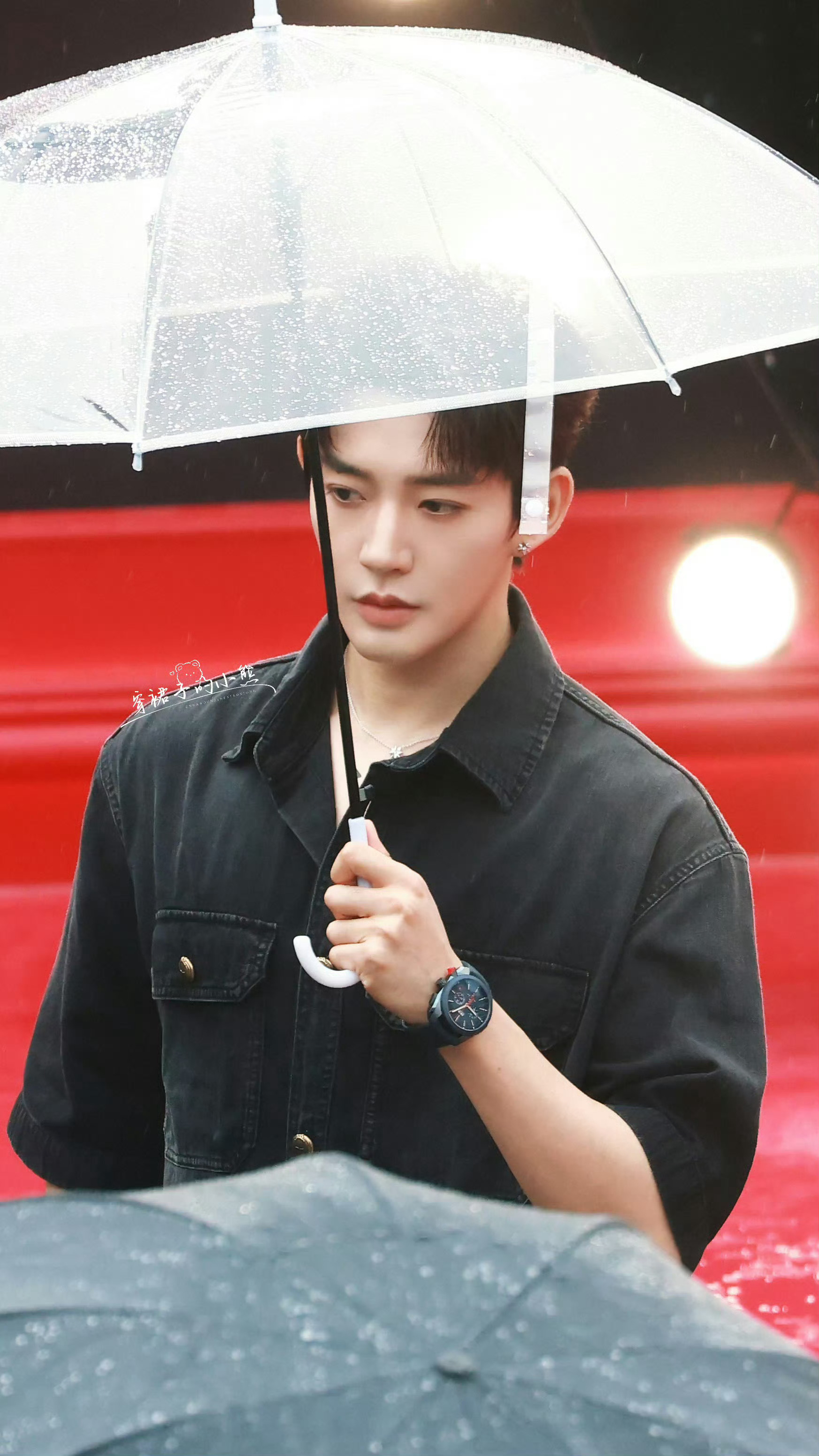邓为上海Dior活动被雨中撑伞的邓为帅晕！邓为现身Dior快闪现场，雨幕加持氛围