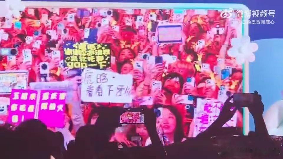 鹿晗给粉丝看下牙 趣味互动名场面诞生！粉丝喊话鹿晗看下牙，小鹿顺势接梗配合大家，