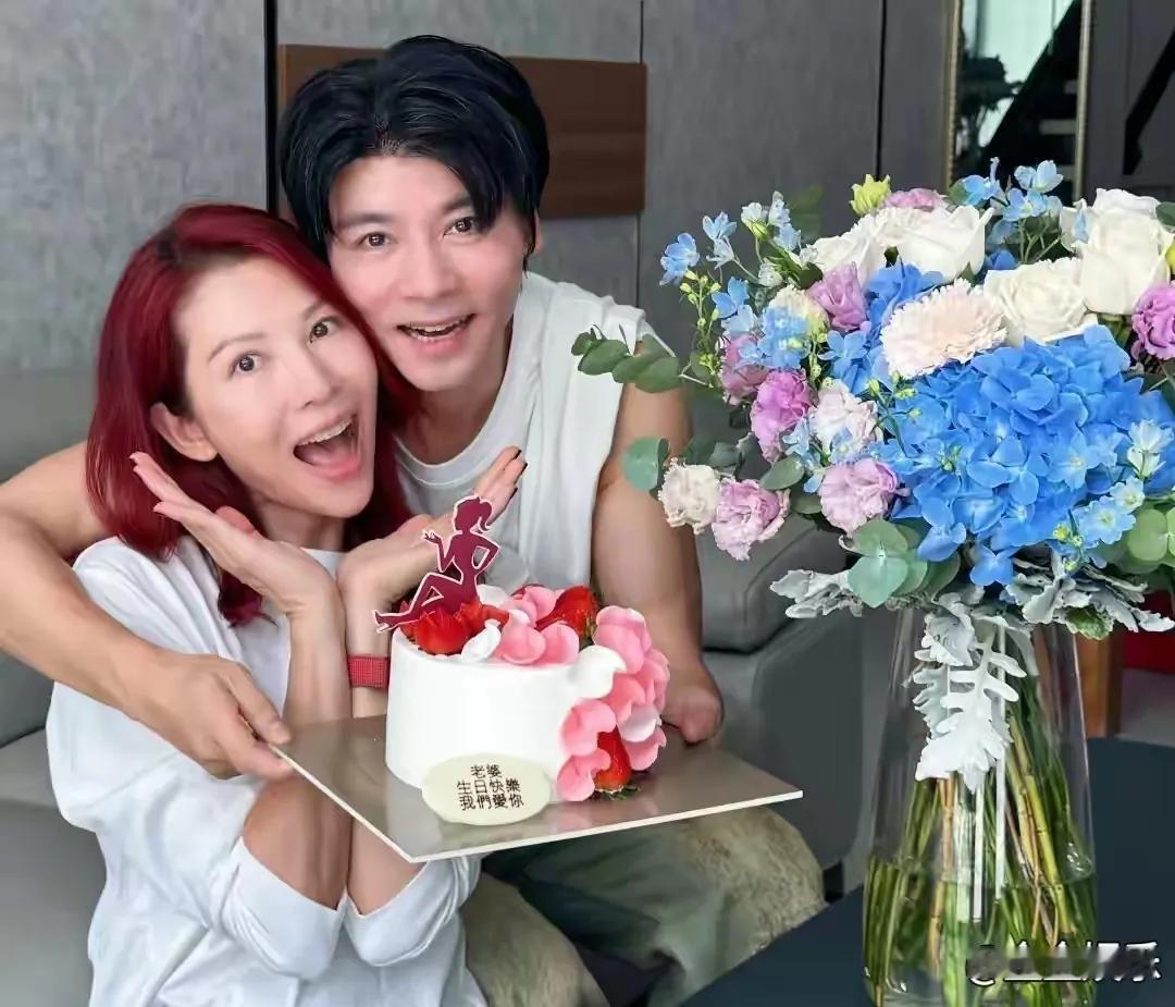 9月17日，张晋为52岁的蔡少芬精心筹备生日，鲜花、草莓蛋糕与手作礼物堆满桌面，
