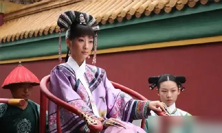 郑晓龙饭局上被硬塞了两个人，一个是敦亲王福晋，另一个直接从商务总监变成了富察贵人