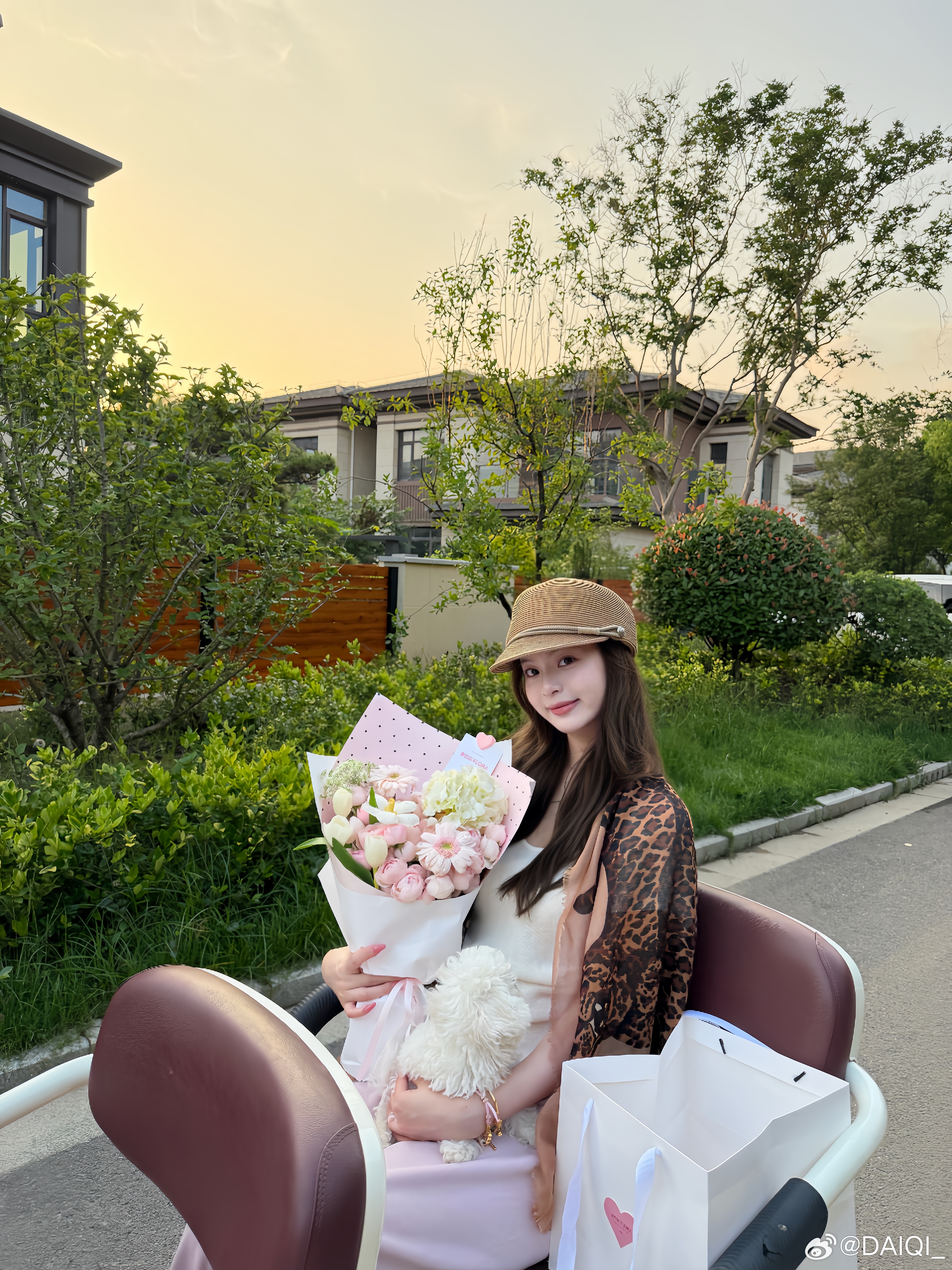 妈呀我怀里抱着的是小狗