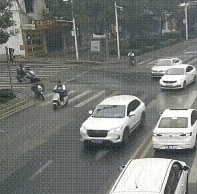 太危险了！

天呐！太吓人了，一辆摩托车上两个人直冲斑马斑线，与正在进行驶白色轿