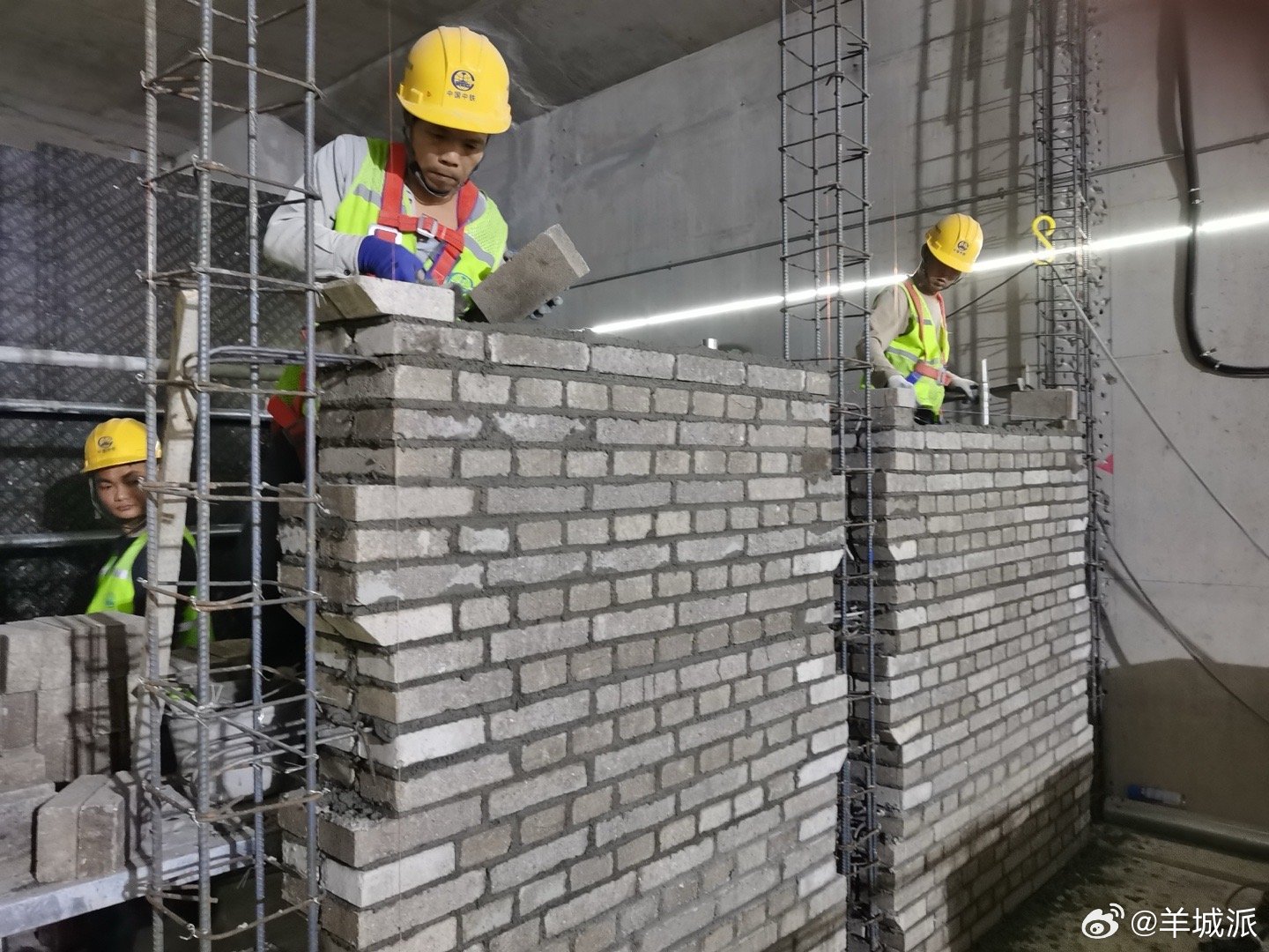 【“五一”不停歇！广州这个重点项目加快施工步伐】“五一”期间，白天人流穿梭，夜间