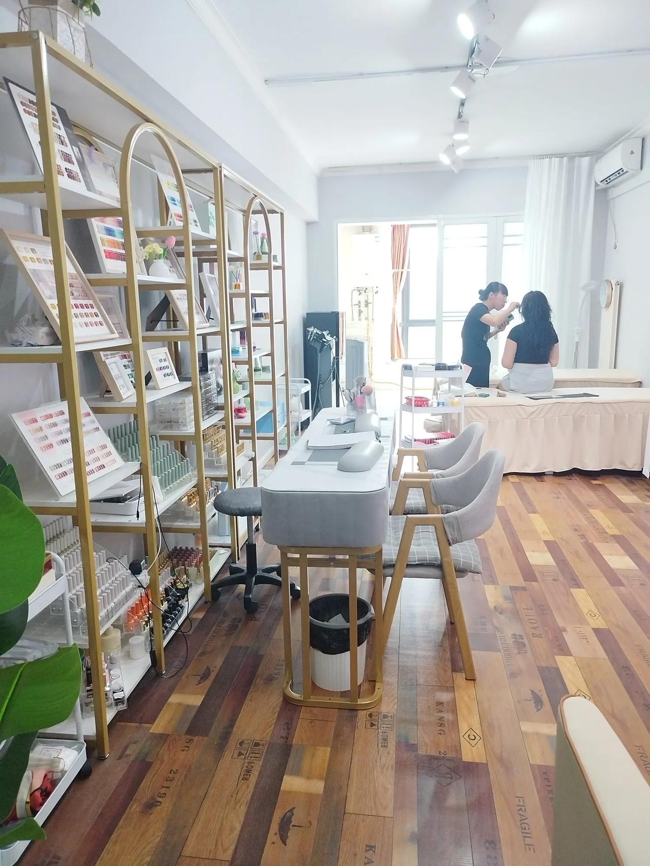 以后的小店会越来越难！
昨天去做了一个睫毛嫁接，做的时候跟老板娘聊天，她甘肃人在