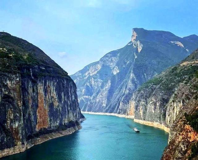 隔壁17岁小伙天天早上光着腚在家晃，他妈无所谓，他爸就坐旁边看手机装没看见，我这