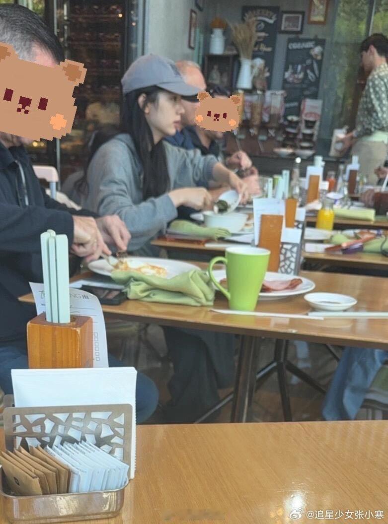 偶遇周也素颜吃早餐上海偶遇周也素颜吃早餐 上海偶遇周也素颜吃早餐，素颜状态绝了，