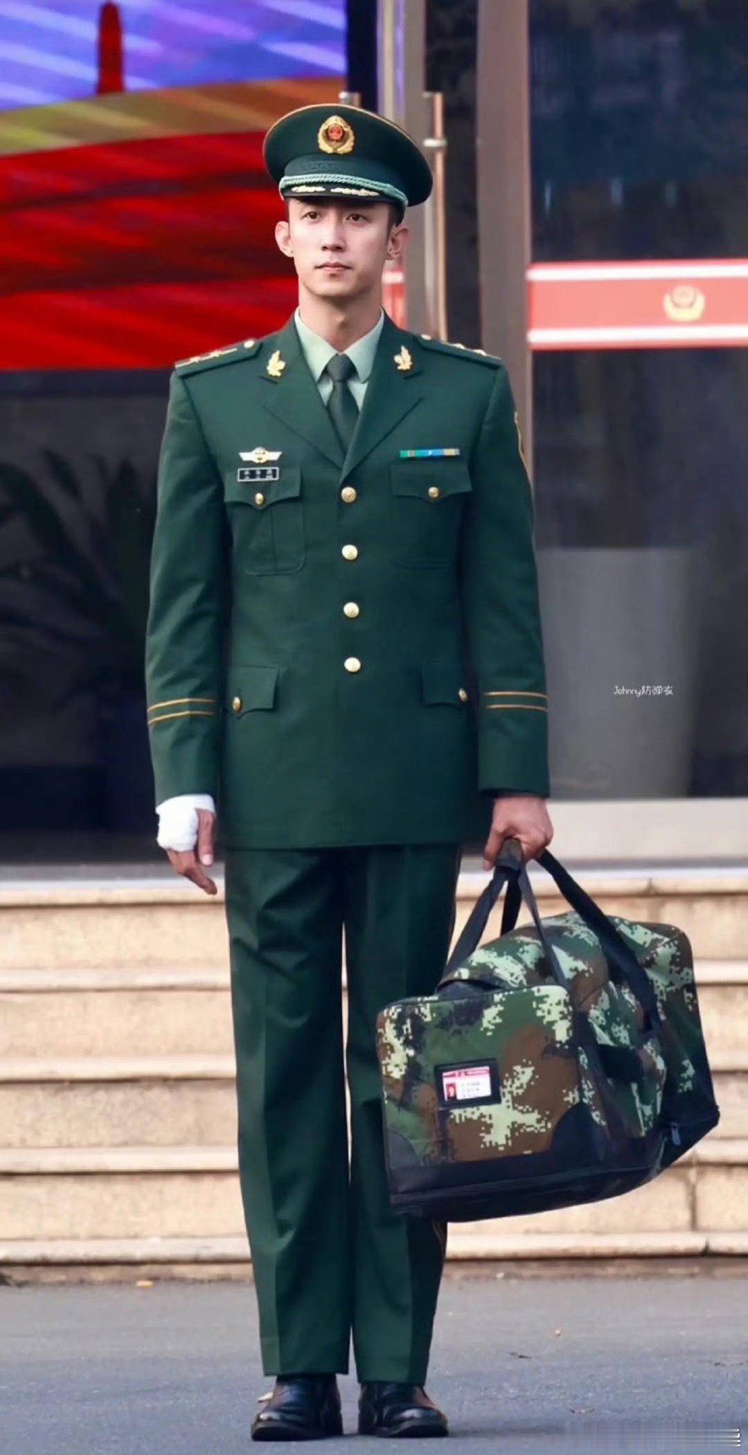 《他从火光中走来》最出圈的是林陆骁这个橄榄绿的制服的路透，我刷到抖上一个鱼粉发了