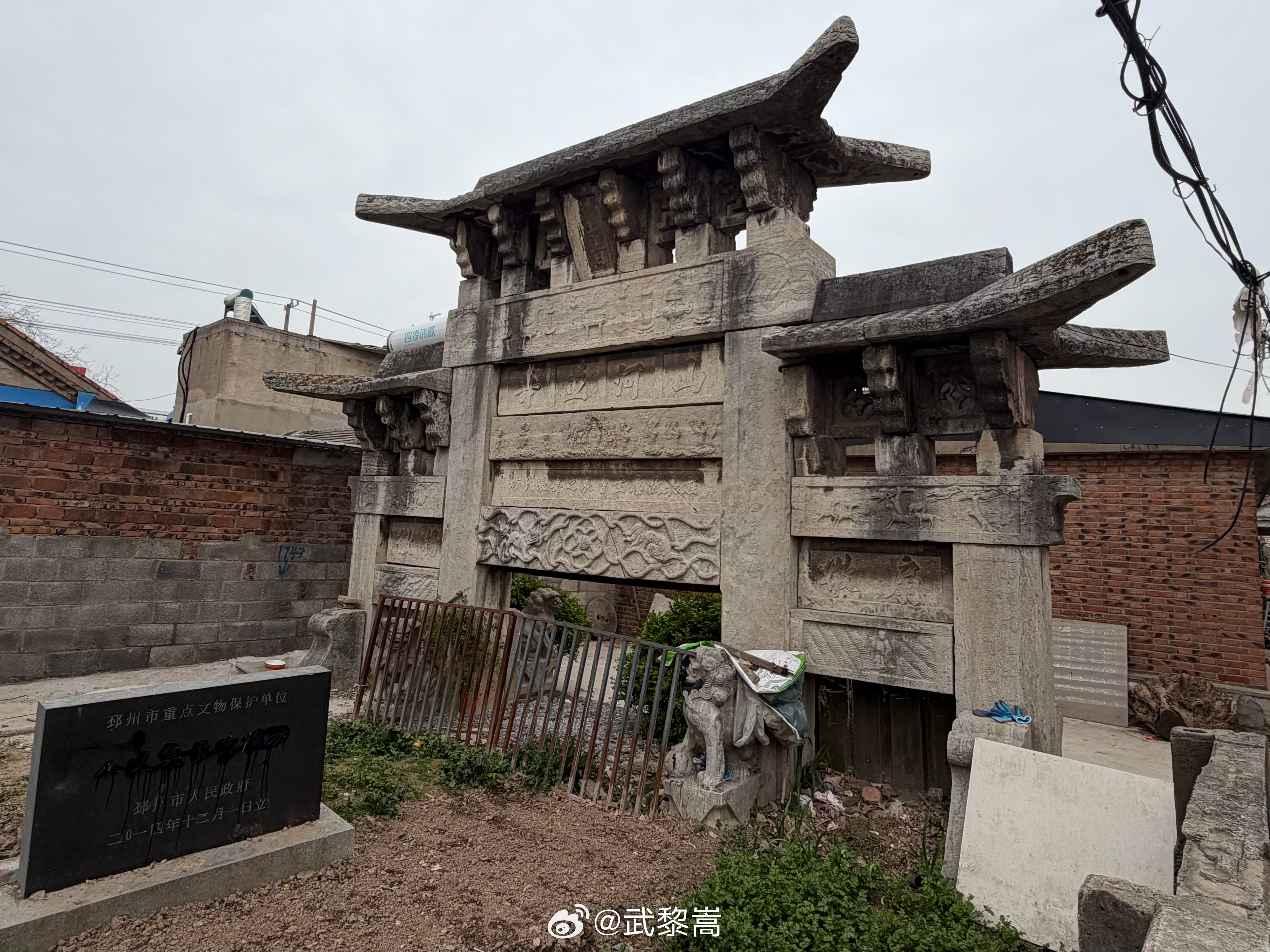 先祖母的故乡邳县八义集镇，曹氏是当地的望族。很多年前，我在祖母家的祖坟上看到，曹