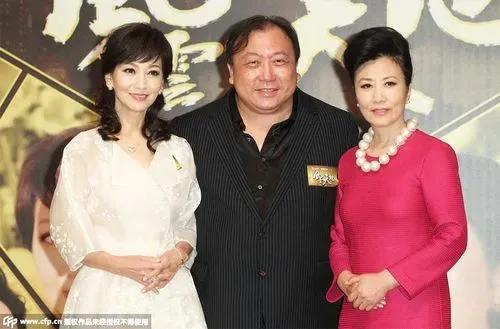 总有人爱扯闲，说人家俩人关系不好，不好还能一起合影啊。中间的不熟悉，左右两个都是