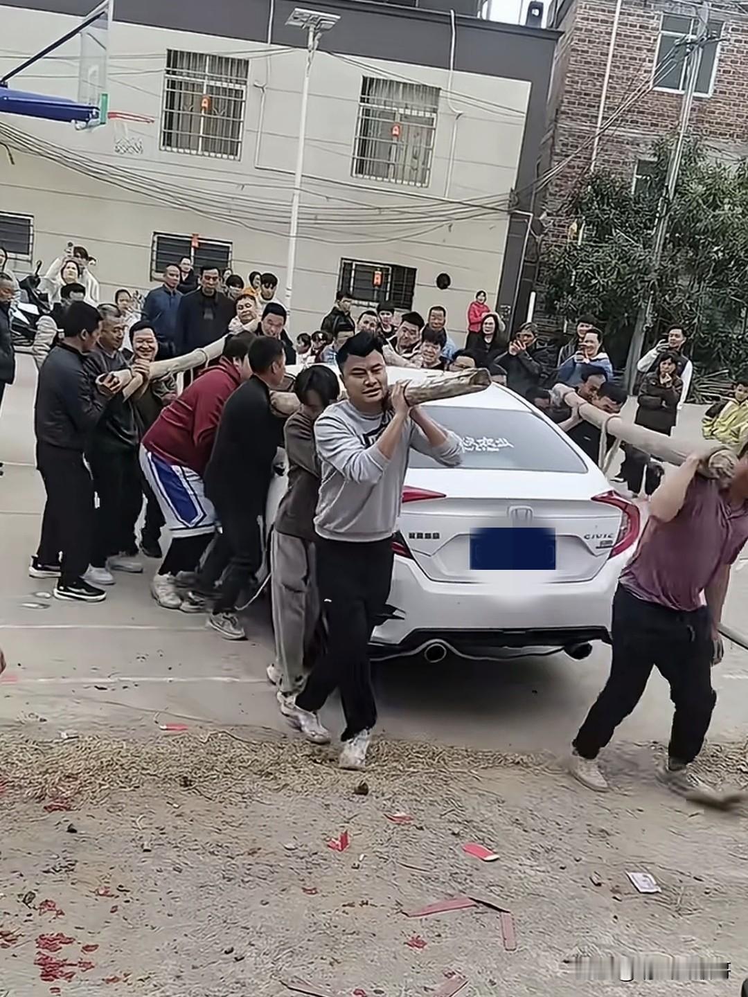 最烦这种停车又不留电话的人，占用了村里的广场，影响别人打篮球，于是众人合力把车直