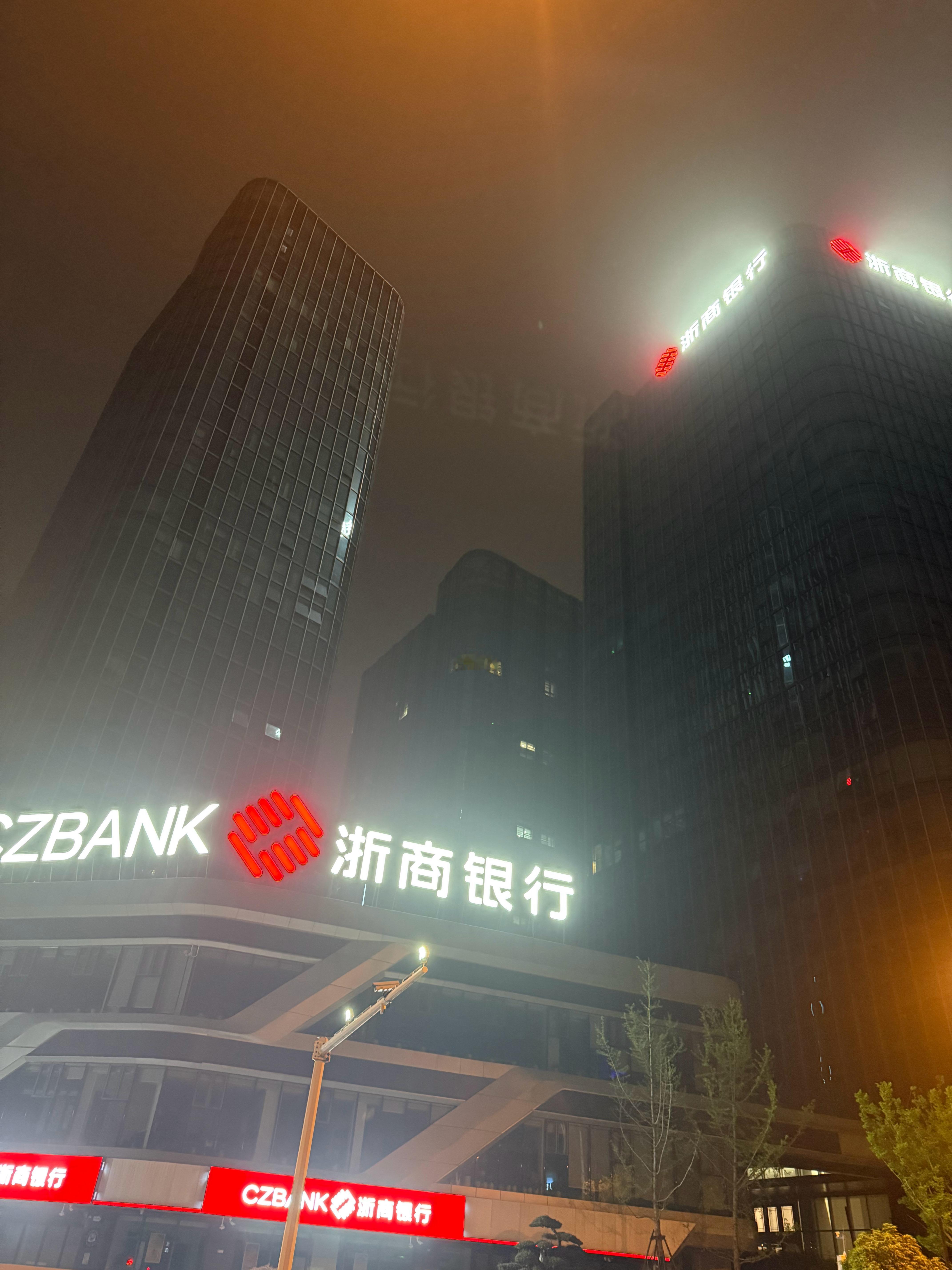 潮湿的空气，湿滑的地面，不铺防滑随时摔倒的那种