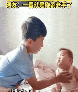 惊呆所有人：5岁的哥哥在床上逗弄半岁的宝宝，哥哥轻拍了宝宝两下，接下来发生的一幕