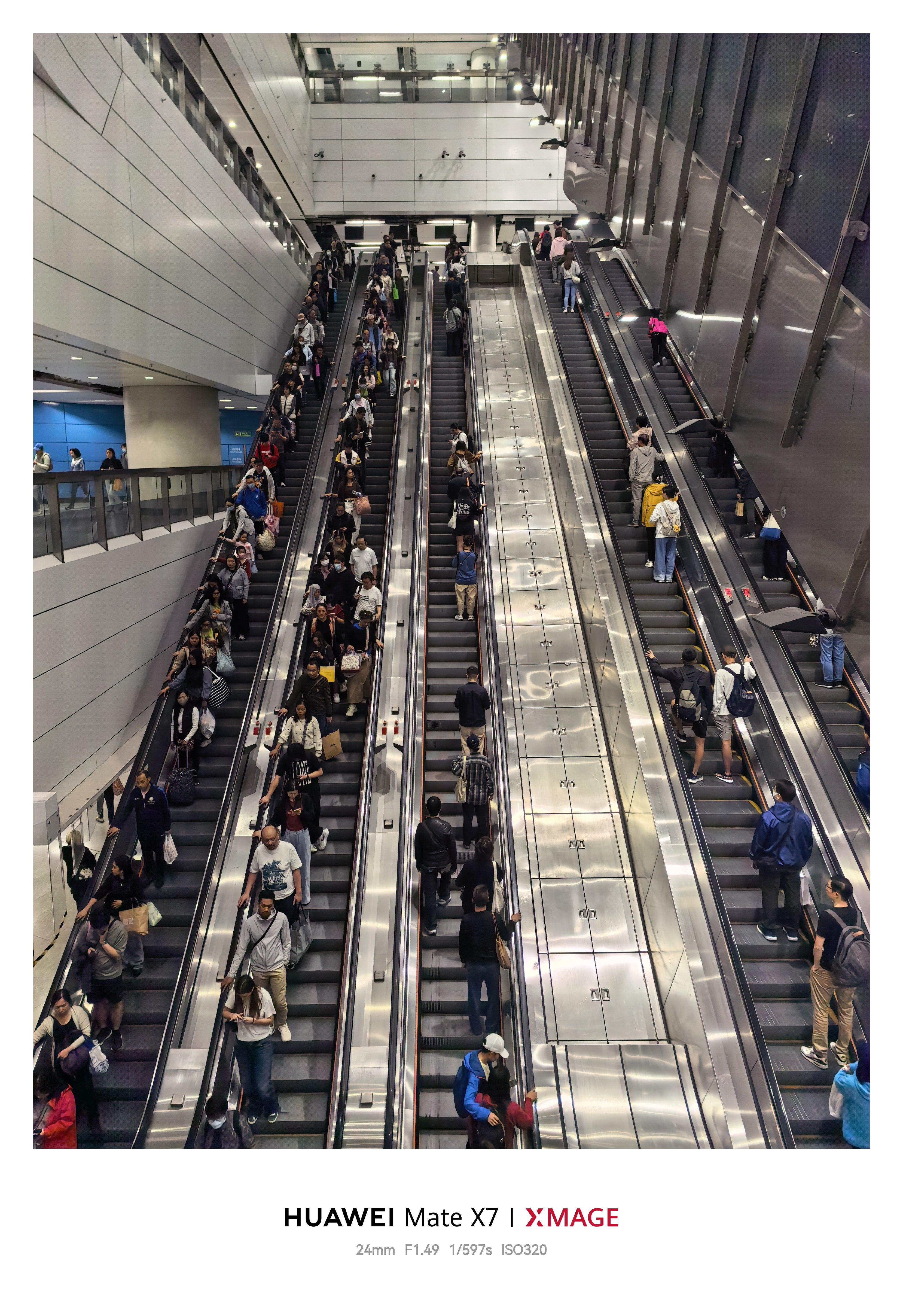 港铁金钟站的手扶电梯。作为香港换乘最复杂的站之一，这电梯阵绝对是地标级存在——听