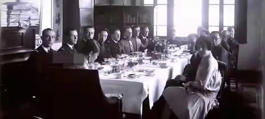 1924年，溥仪、婉容在天津，宴请英国驻天津总领事一张罕见镜头 