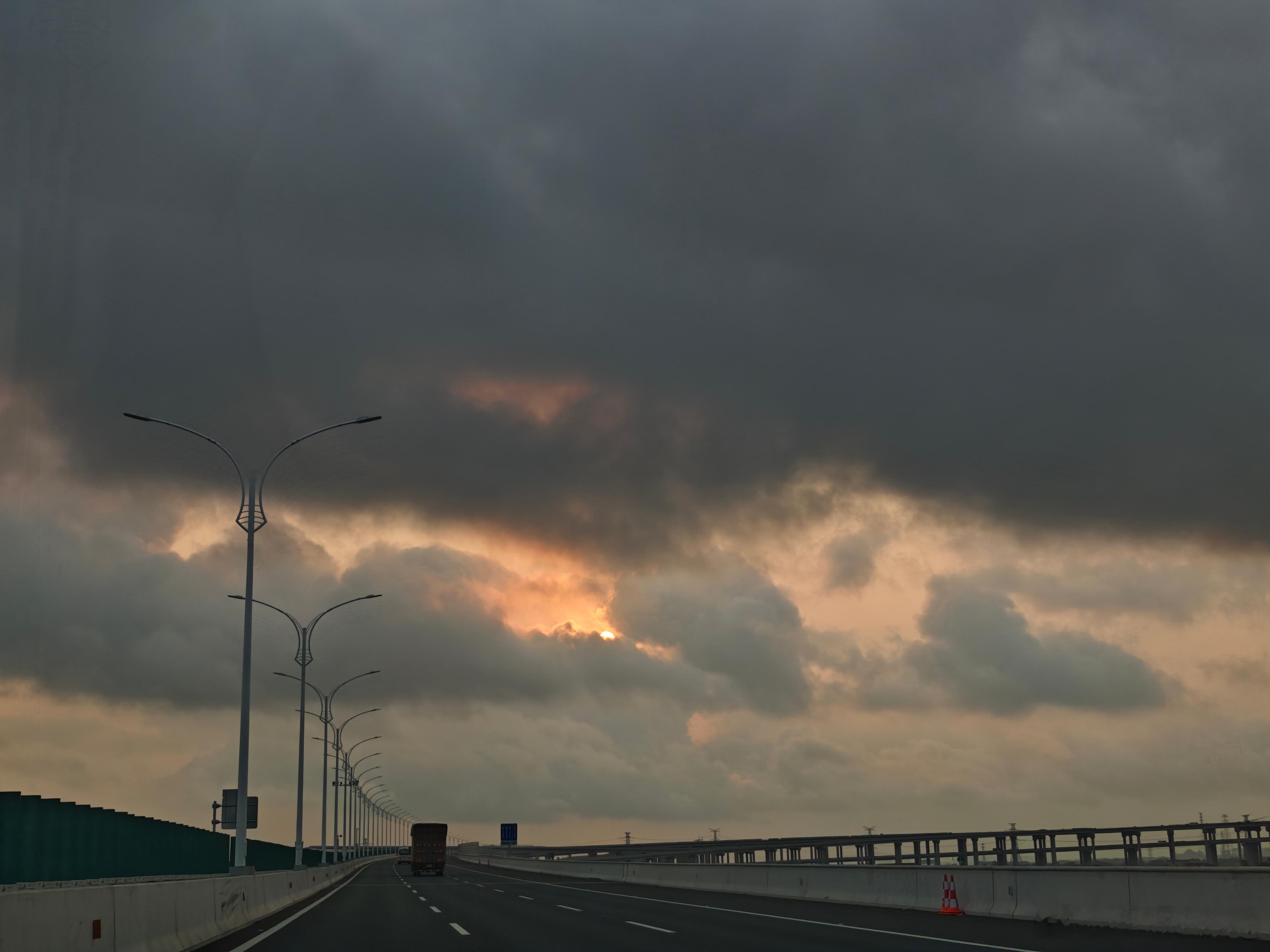 看着图片突然想到了近期的一个梗：相机上限、手机上限、我的水平…