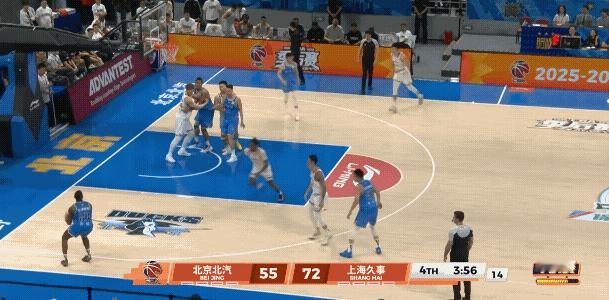 杰曼投进这个三分以后，上海队古德温和张镇麟反而不知道因为什么讨论起来了，第四节上