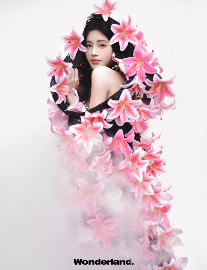 #鞠婧祎胸前好大的花# 鞠婧祎今日杂志大片鞠姐好美的一张脸，时尚表现力好顶[求饶